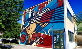 Una donna in bici tra la natura, a Civitanova nuovo murale dedicato alla mobilità sostenibile