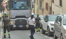 Macerata, camion rimane bloccato a Borgo San Giuliano: intervengono i vigili del fuoco. Traffico in tilt (FOTO)