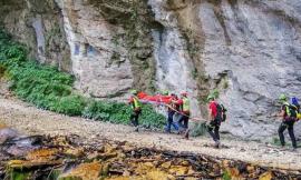 Escursionista cade durante un trekking alle Gole dell'Infernaccio: recuperato in barella