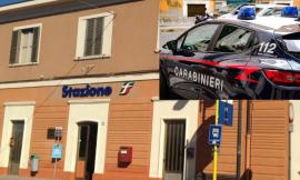 Tolentino, in attesa del treno regala banconote a giovani del posto: uno lo accoltella. Arrestato