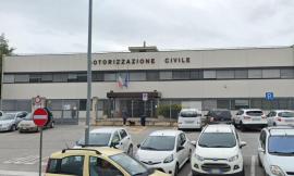 Macerata, all'esame per la patente con auricolare wireless e cellulare: denunciato 28enne