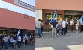 Macerata, sit-in di protesta degli attivisti dei movimenti per l'acqua pubblica all'assemblea dell'Ato3 Centro Marche