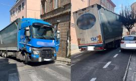 Macerata, "quanto è dura la salita": altro camion bloccato a Borgo San Giuliano. Disagi al traffico