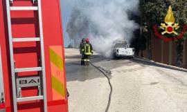 Monte San Martino, furgone prende fuoco mentre è in marcia