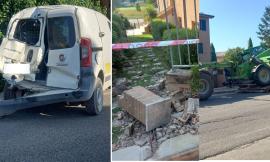 Treia, scontro tra trattore e furgone delle Poste: il mezzo pesante finisce contro una recinzione. Due feriti