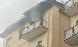 Macerata, scoppia incendio al quarto piano di una palazzina: evacuata una famiglia (VIDEO e FOTO)