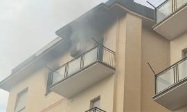 Macerata, scoppia incendio al quarto piano di una palazzina: evacuata una famiglia (VIDEO e FOTO)