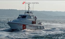 Porto Recanati, barca a vela resta spiaggiata a Scossicci: un'avaria la causa