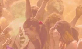Civitanova, la festa dei colori torna in spiaggia: il festival nato in India fa tappa sul litorale