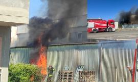 Macerata, capannone in fiamme. È allarme: famiglie evacuate e strada chiusa a Piediripa (FOTO e VIDEO)