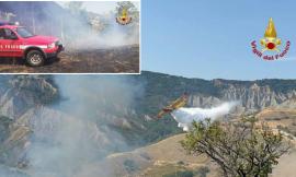 Incendio vastissimo ad Ascoli Piceno: vigili del fuoco e canadair per salvare le abitazioni