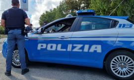 Lancia oggetti dal quinto piano e colpisce a testate l'auto della Polizia: "Ero in crisi glicemica"