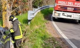 Tolentino, perde il controllo dell'auto e finisce in un dirupo: uomo estratto dalla lamiere dai vigili del fuoco