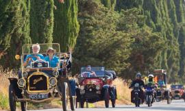 Appignano accoglie le auto storiche della "Sibillini e dintorni": concerto in piazza con i musicisti di Claudio Baglioni