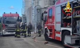 Civitanova, scoppia incendio in un'azienda di prodotti chimici: pronto intervento dei vigili del fuoco