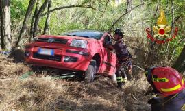 Perde il controllo dell'auto e finisce in una scarpata scivolando per 30 metri