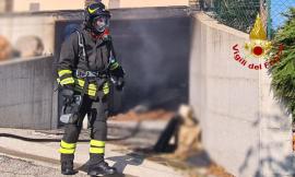 Cingoli, garage in fiamme: il fumo avvolge palazzina, i vigili del fuoco dichiarano l'inagibilità (FOTO)