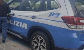 Una distrae la titolare del negozio, altri due le rubano borsa e portafoglio: furto a Morrovalle