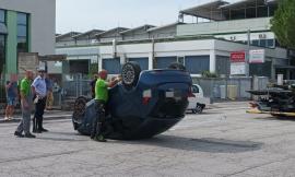 Piediripa, colpisce un mezzo in sosta e si ribalta con l'auto: una donna finisce in ospedale (FOTO)