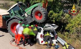 Auto finisce schiacciata sotto il trattore: donna liberata dai vigili del fuoco dopo 2 ore (FOTO)