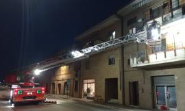 Passo di Treia, cadono calcinacci da un balcone: strada chiusa al transito