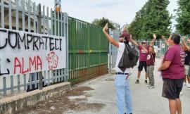 "Comprateci l'Alma": contestazione dei tifosi del Fano durante il match contro la Maceratese