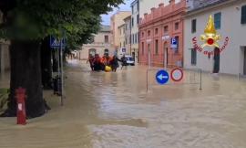 Maltempo Marche, esondano i canali: evacuazioni a Castelferretti (VIDEO)