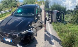 Potenza Picena - Scontro tra due auto, una si ribalta: madre e figlia in ospedale (FOTO)