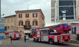 Macerata, crolla solaio in Via Maffeo Pantaleoni: paura in centro, ma nessun ferito (FOTO)