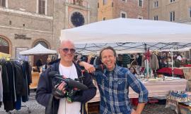 "Striscia lo Striscione" a Macerata: Cristiano Militello intervista i cittadini per la sua rubrica