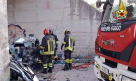 Incidente choc, auto contro pilone di un cavalcavia ferroviario: muore l'uomo alla guida