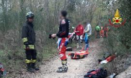 Tragedia a Cingoli, finisce con la moto in una scarpata per evitare un animale: muore un uomo