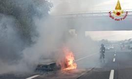 Auto a fuoco in autostrada: momenti di paura lungo l'A14 (FOTO)