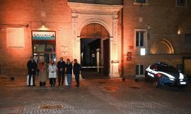 Macerata si illumina di arancione contro la violenza sulle donne: la Questura aderisce all'iniziativa