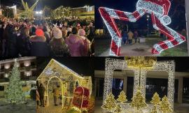 A Castelraimondo è già Natale, accese le luminarie: i bambini cantano "Jingle Bell Rock"