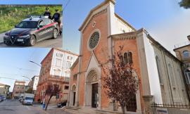 Macerata, scippata della borsa mentre prega in chiesa: un fedele insegue il ladro e lo blocca