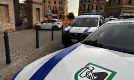 Macerata, con l'auto contro l'ingresso dello Sferisterio: tradito da un colpo di sonno (FOTO)