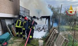 Pollenza, capanno in fiamme vicino a un'abitazione: sul posto i vigli del fuoco di Macerata