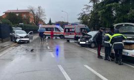 Tolentino, frontale tra due auto in via Nazionale: un uomo e una donna traportati all'ospedale (FOTO)