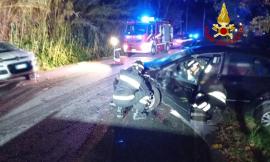 Scontro frontale tra due auto: la strada resta chiusa al traffico, due feriti a Torrette