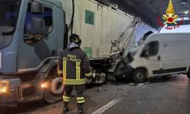 Tamponamento tra furgone e camion in A14: il traffico va in tilt, code chilometriche