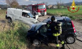 Scontro con un furgone, un'auto prende fuoco: tre feriti in ospedale