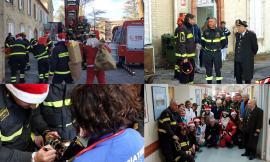 Macerata, Babbo Natale e vigili del fuoco donano sorrisi ai piccoli pazienti dell'ospedale (FOTO)