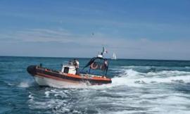 Barca da pesca affonda nei pressi della  foce del Musone: equipaggio in salvo
