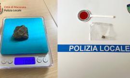 Macerata, 17enne salta la scuola e viene trovato con 10 grammi di hashish: segnalato alla Prefettura