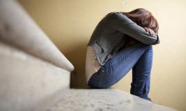 Perseguita l'ex compagna con minacce e aggressioni: stalker arrestato dopo ennesima violenza