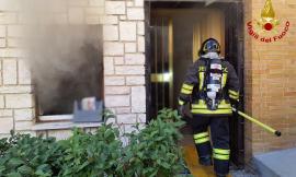 Recanati, incendio in un appartamento al piano terra: il fumo rende l'abitazione inagibile (FOTO)