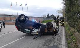 Recanati, auto si ribalta sulla strada