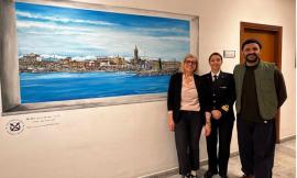 Civitanova, un murales che ritrae il porto in Capitaneria: l'opera celebra il legame tra la città e il mare