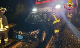 Auto sui binari quando il passaggio a livello è in chiusura: vettura travolta  dal treno